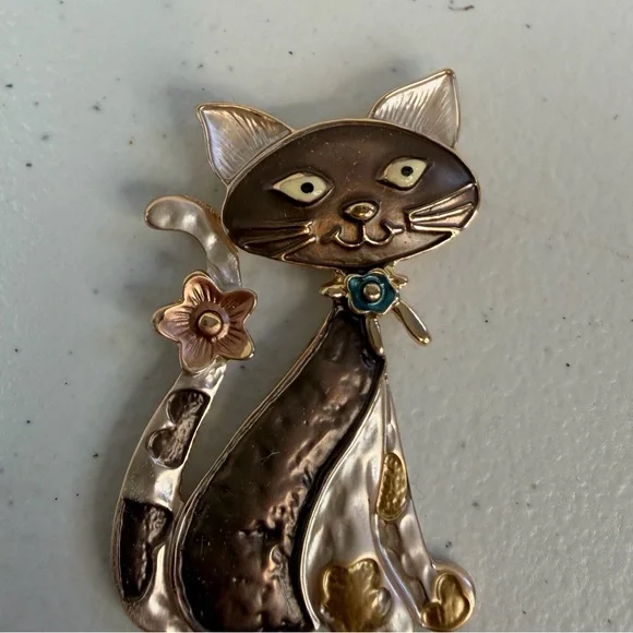 Kitschy Cat Lady Old Tone Enamel Magnetic Brooch Costume Jewelry Cats vintage ? - Picture 3 of 6